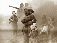 Войны (боевые действия) - Освободители. На заднем плане советский танк КВ-3