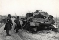 Войны (боевые действия) - Подбитый немецкий танк смешанного типа