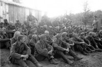 Войны (боевые действия) - Немецкие солдаты в лагере для военнопленных