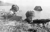 Войны (боевые действия) - Связисты: Гвардии сержант П.И. Абраменко (впереди) и рядовой Е.Г. Пасечный,