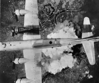 Войны (боевые действия) - Американский бомбардировщик В-29 над японским городом Осака.