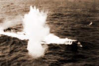 Войны (боевые действия) - Прямое попадание бомбы в немецкую подводную лодку U-200
