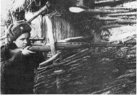 Войны (боевые действия) - Снайпер Мария Лялькова с винтовкой СВТ-40.