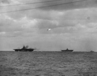 Войны (боевые действия) - Горящий японский самолет подбитый зенитным огнем американского авианосца в районе острова Кюсю