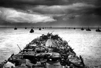 Войны (боевые действия) - Колонна малых десантных кораблей LCI с военнослужащими ВМФ США на борту. 1944