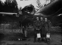 Войны (боевые действия) - Самолет Пе-2Р после боевого задания