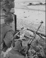 Войны (боевые действия) - Расчет противотанкового ружья Дегтярева  на огневой  позиции
