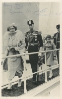 Корабли - Королевская семья идёт к мостику яхты Виктория и Альберт