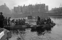 Корабли - Полуглиссеры Днепровской военной флотилии переправляют войска через реку Шпрее в Берлине