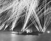 Корабли - Корабли союзников ведут зенитный огонь по немецким самолетам во время ночного налета