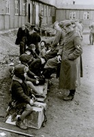 Белосток - Русские дети чистят сапоги немецких солдат