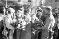 Белосток - Жители города Белосток преподносят цветы своим освободителям – воинам Красной армии
