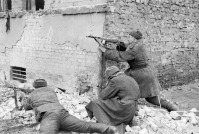 Познань - Штурмовая группа Н-ской части выбивает немцев из домов города Познани