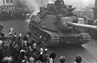 Лодзь - Жители Лодзи приветствуют советских танкистов, въезжающих в город
