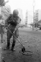 Белград - Советские саперы с миноискателями на улицах Белграда