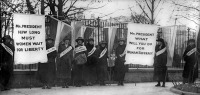 Вашингтон - Women suffragists picketing in front of the White house США , Вашингтон (округ Колумбия)