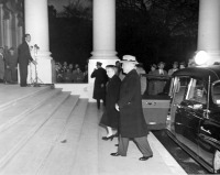 Вашингтон - President Harry S. Truman and First Lady Bess Truman Returning to the White House США , Вашингтон (округ Колумбия)
