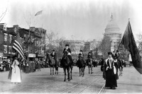 Вашингтон - Суфражистки во главе парада маршируют по Пенсильвания-авеню. 3 марта 1913 года США , Вашингтон (округ Колумбия)