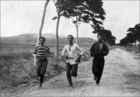 Спорт - Бегуны-марафонцы во время первых современных Олимпийских игр в Афинах, 1896 год.