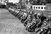 Военная техника - Бойцы Красной Армии заводят моторы готовых мотоциклов на площадке завода перед отправкой на фронт