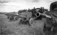 Военная техника - Артиллеристы батареи 76-мм дивизионных пушек образца 1939 года Ф-22 УСВ, перед выездом на боевые позиции.