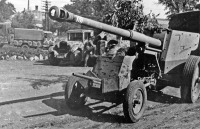 Военная техника - Буксировка немецких противотанковых пушек — 37-мм PaK 35/36 (слева) 88-мм PaK 43/41 (справа)