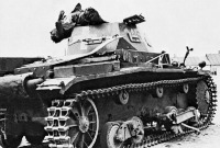 Военная техника - Pz.II Ausf.b одного из подразделений 4-й танковой дивизии, подбитый на улицах Варшавы. Сентябрь 1939 года