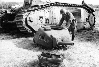 Военная техника - Немецкий солдат осматривает остатки тяжелого французского танка B1bis.