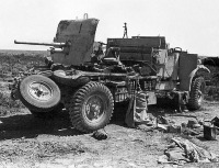 Военная техника - Разбитый британский грузовик с 2-фунтовой противотанковой пушкой. Северная Африка, 1942 год