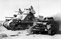 Военная техника - Средний танк «Генерал Грант» проезжает мимо подбитого немецкого танка Pz.I. Северная Африка, 1942 год