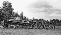 Военная техника - Учебные занятия по взаимодействию пехоты и танков. Западный фронт, 1942 год