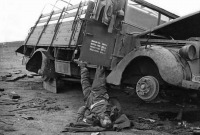 Военная техника - Брошенный румынский грузовик и убитый румынский солдат. Район Сталинграда, 1942 год