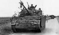 Военная техника - Танки Pz.IV Ausf.H из состава 12-й танковой дивизии СС «Гитлерюгенд» спешат к линии фронта. Нормандия, июнь 1944 года