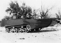 Военная техника - Легкий плавающий танк «Ка-ми», захваченный американскими войсками. 1945 год