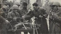 Военная техника - Бойцы 311-й стрелковой дивизии изучают трофейное оружие