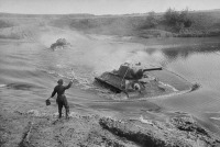 Военная техника - Танки форсируют реку во время боевого учения