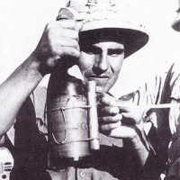 Военная техника - Итальянский солдат держит бутылку с зажигательной смесью