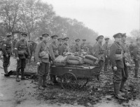 Военная техника - Британские солдаты и тележка для перевозки пулеметов Льюиса и патронов