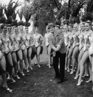 Актеры, актрисы - кино и театра - Комик и актер Боб Хоуп (1903-2003) и танцевальная группа Bluebell Girls возле отеля 