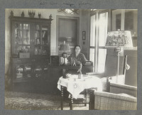 Предметы быта - Герда Бергсма за письменным столом в доме на Суматре