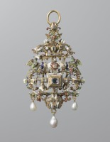 Драгоценности, ювелирные изделия - Золотой кулон с эмалями, жемчугом и бриллиантами