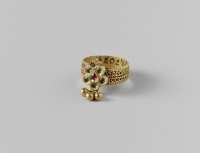 Драгоценности, ювелирные изделия - Кольцо Хатипхул из пяти изумрудов и рубина