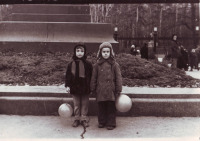 Тула - Дети у входа в Центральный парк.