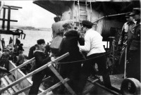 Калининградская область - Балтийск (до 1946 г. - Пиллау). Корабль авиационного обеспечения «Ганс Альбрехт Ведель» принимает беженцев в Пиллау