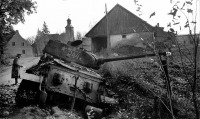 Калининградская область - Немцы осматривают подбитый советский танк Т-34-85 в деревне Неммерсдорф. 20 октября 1944 г
