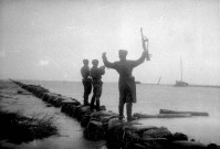 Калининградская область - Советские бойцы-гвардейцы на заливе Фриш Нерунг после разгрома противника