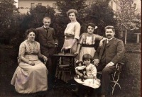 Калининградская область - Портрет семьи из посёлка Пилькаллен в саду возле дома.