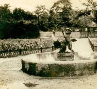 Калининград - Калининград (до 1946 г. Кёнигсберг). Скульптура “Мальчик с лебедем”.