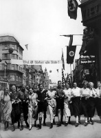 Калининград - Калининград (до 1946 г. Кёнигсберг). Кёнигсбергская молодёжь вдохновлённая идеями нацизма гуляет по городу. 1940 год.
