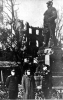 Калининград - 1945 г май генералы у памятника Бисмарку